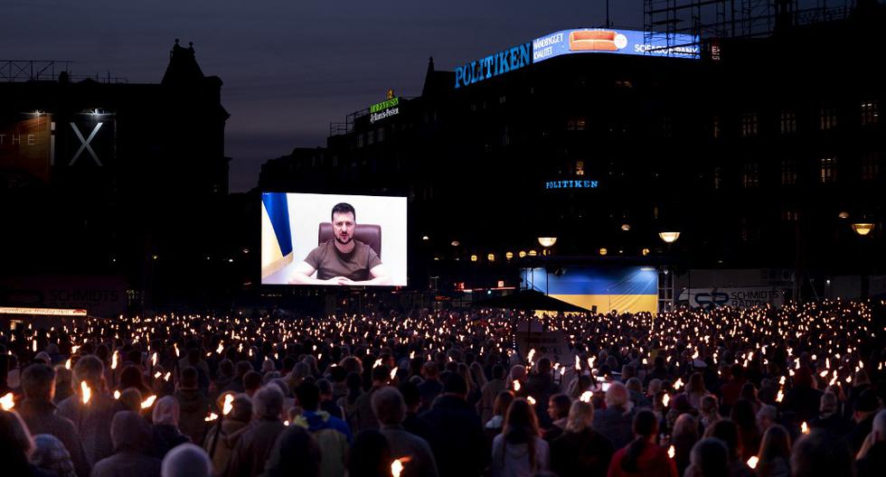 El presidente ucraniano Volodymyr Zelensky se dirige a una multitud reunida en la Plaza Central de Copenhagen durante una vigilia realizada el miércoles el 4 de mayo.