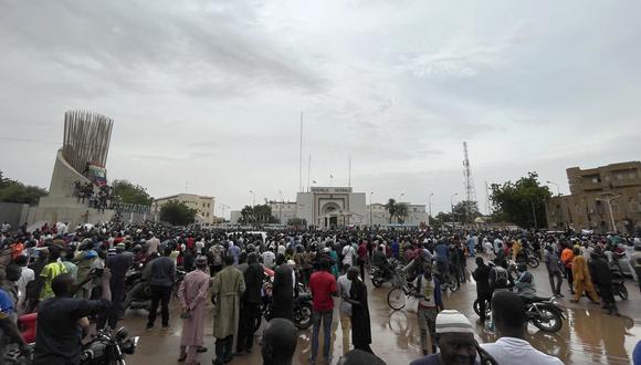 Los partidarios de las fuerzas de seguridad y defensa de Níger se reúnen durante una manifestación frente a la asamblea nacional en Niamey. (Foto por AFP)