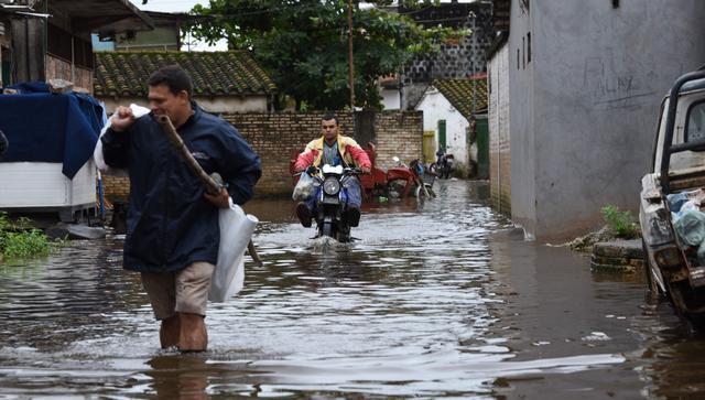 Las fuertes lluvias que cayeron entre el viernes y el sábado en Paraguay dejaron un muerto y agravaron la extraordinaria crecida que registra el río Paraguay desde abril pasado, informaron las autoridades. (AFP).