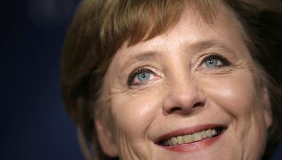 Esta foto de archivo tomada el 13 de enero de 2006 muestra a la canciller alemana Angela Merkel sonriendo durante una ceremonia de inauguración de la nueva sede del German Marshall Fund en Washington, DC, durante una visita de un día a Estados Unidos. (Foto de Brendan SMIALOWSKI / AFP).