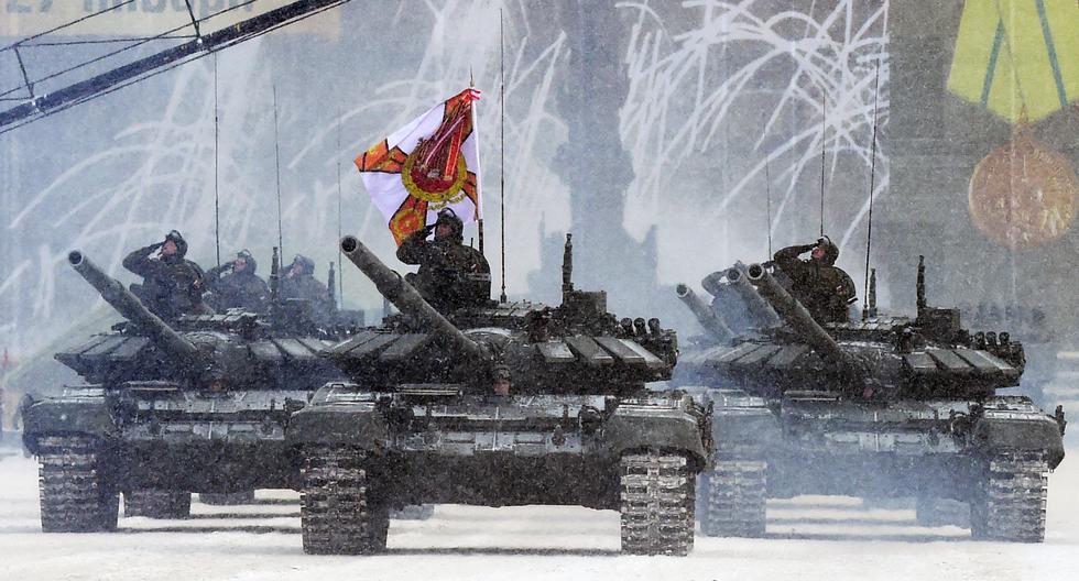 Los tanques rusos T-72B3 avanzan durante el desfile militar que marca el 75º aniversario del levantamiento del asedio nazi de Leningrado, el 27 de enero de 2019. (OLGA MALTSEVA / AFP).