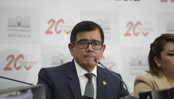 El presidente del Congreso de la República, José Williams, declaró a los periodistas sobre el bono de 9.900 soles para los trabajadores de ese poder del Estado. (Foto: Renzo Salazar / Archivo El Comercio)