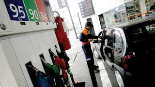 Refinerías vuelven a bajar los precios de los combustibles
