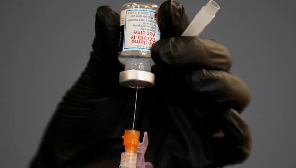 Un trabajador de la salud llena una jeringa con la vacuna Moderna contra el coronavirus en California, Estados Unidos, el 15 de abril de 2021. (REUTERS/Mike Blake).