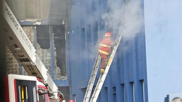 Incendio en cuartel FAP fue controlado luego de casi 8 horas - 4