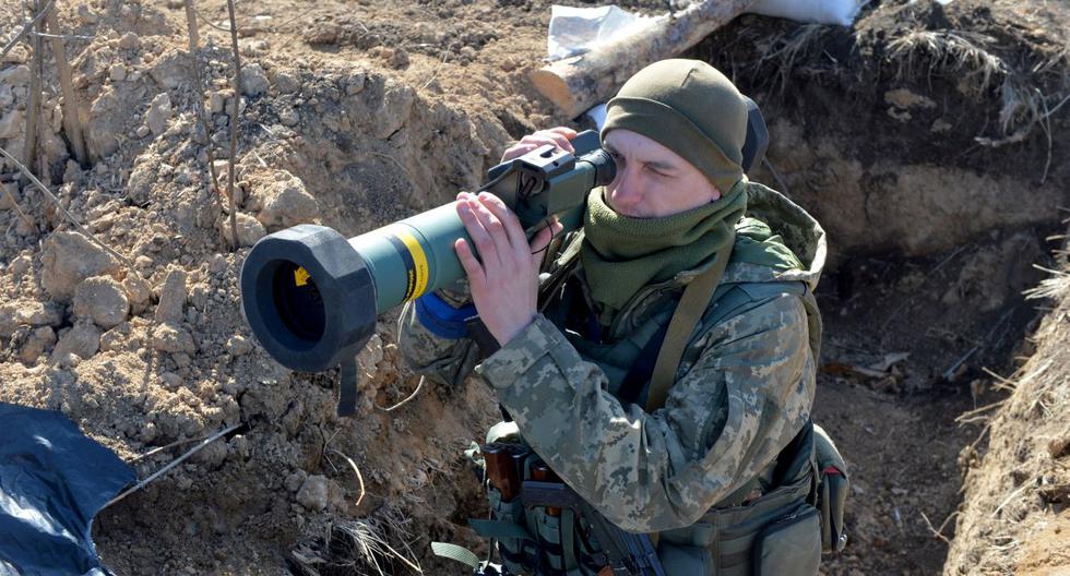 Un militar de Ucrania sostiene un FGM-148 Javelin, un misil antitanque portátil de fabricación estadounidense, en un puesto de control cerca de Kharkiv el 23 de marzo de 2022. (Sergey BOBOK / AFP).