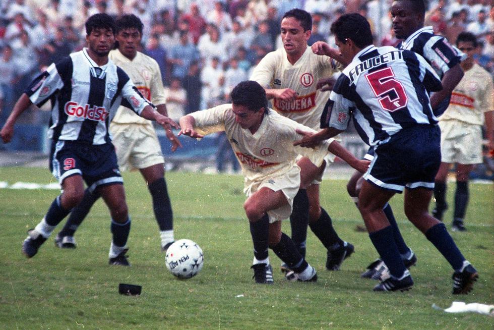 La rivalidad entre Alianza y Universitario es histórica, los clásico del fútbol peruano siempre generan gran expectativa entre los aficionados.  (Foto GEC Archivo Histórico)