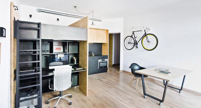 En un departamento de solo 37 m2, el equipo de diseño del estudio Modelina Architekti debió arreglárselas para crear un espacio que funcione como oficina y vivienda. (Foto: modelina-architekci.com)