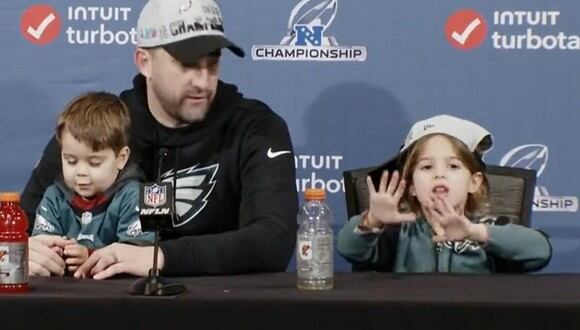 En esta imagen se aprecia el momento en que Nick Sirianni dio una conferencia de prensa con su hija y ella se robó el show con una travesura. (Foto: @NFL / Twitter)