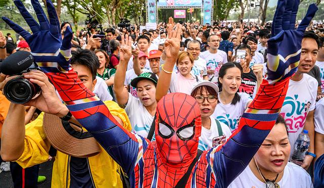 Un hombre vestido como Spider-Man participa en una "carrera contra la dictadura" en Bangkok. (Foto: AFP)