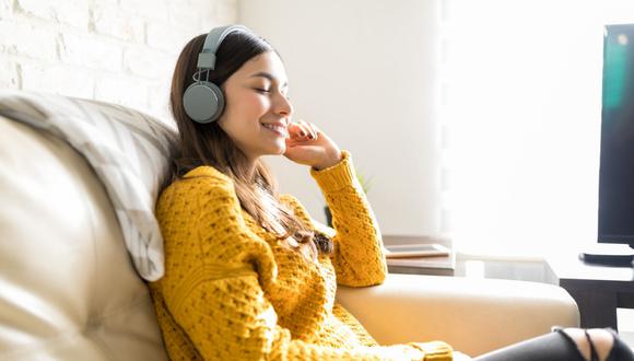 Escuchar música relajante también ayuda a reducir las molestias durante el primer día de la menstruación. Foto: ¡Stock.