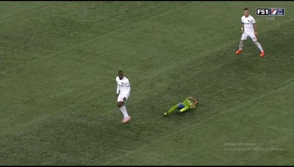 Raúl Ruidíaz se tiró sobre el césped apenas sintió el contacto del rival en el Seattle Sounders vs. Portland Timbers. El duelo se llevó a cabo por las semifinales de la MLS (Foto: captura de pantalla)