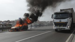 San Juan de Miraflores: auto se incendió a la altura de Puente Alipio 