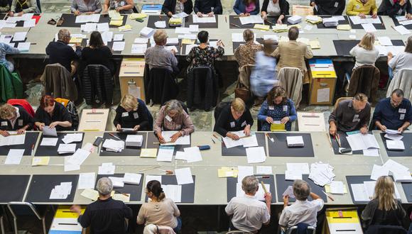 Los ayudantes electorales cuentan los últimos votos en el Ayuntamiento de Estocolmo el 14 de septiembre de 2022, unos días después de las elecciones generales de las que se espera que se anuncien los resultados finales. (Foto de Jonathan NACKSTRAND / AFP)