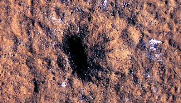 Bloques de hielo esparcidos por el impacto de un meteorito el 24 de diciembre de 2021. El cráter tiene un diámetro de 150 metros. (NASA/JPL-CALTECH/UNIVERSITY OF ARIZONA).
