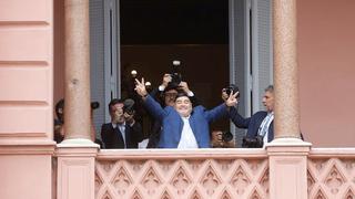 Diego Maradona visitó a Alberto Fernández en la Casa Rosada y gritó desde el balcón: "¡No vuelven más!  ¡Que Macri se vaya!” | VIDEO
