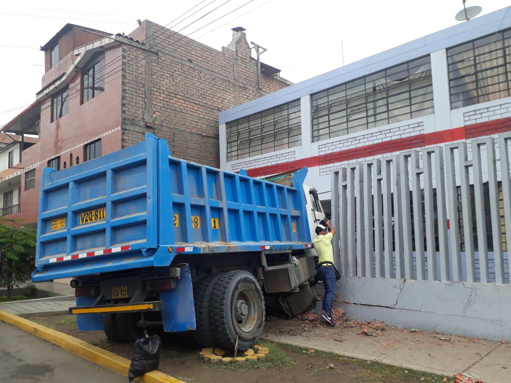 Volquete se estrella contra fachada de un colegio y deja al menos tres niños heridos.&nbsp; (Fotos: Giancarlo Ávila)