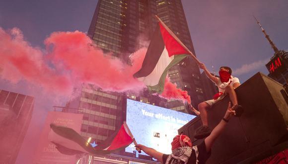 Partidarios de los palestinos marchan en Times Square de Nueva York el jueves 20 de mayo de 2021. (AP/Craig Ruttle).