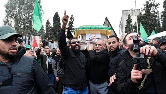 Los dolientes llevan el ataúd del líder adjunto de Hamás, Saleh al-Arouri, muerto en un ataque con drones, durante su funeral en Beirut (Líbano), el 4 de enero de 2024 | Foto: EFE/EPA/ABBAS SALMAN