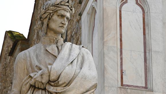 Escultura del poeta y escritor Dante Alighieri ubicada en la Piazza Santa Croce de Florencia. Este 2021 se cumplen 700 años desde la muerte de esta importante figura de la literatura.  (Foto: Vincenzo Pinto / AFP)