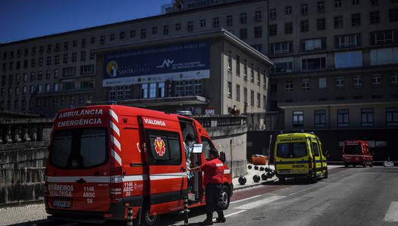 Ambulancias estacionadas afuera de la sala de emergencias Covid-19 en el hospital Santa María en Lisboa, Portugal, el 2 de julio de 2021. (PATRICIA DE MELO MOREIRA / AFP).