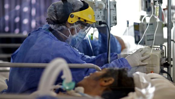 Personal sanitario revisa a un paciente ce coronavirus COVID-19 en un hospital de Córdoba, Argentina. (Foto referencial, Nicolás Aguilera / AFP).