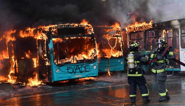 Un exiguo aumento de la tarifa del metro de Santiago fue el catalizador de las protestas, pero ahora han derivado en un movimiento mayor, heterogéneo y sin un liderazgo identificable. (Foto: AFP)