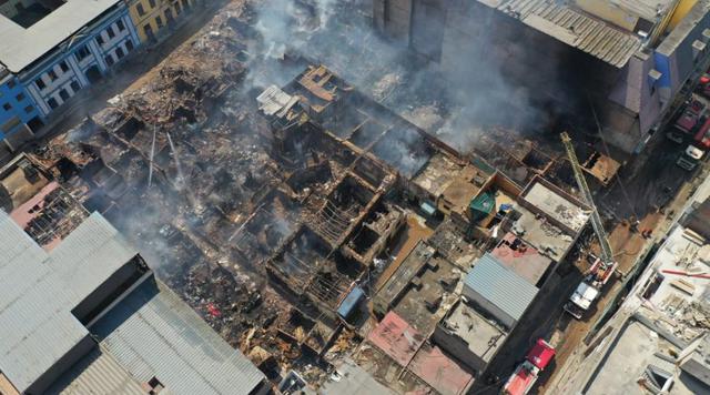 El viernes por la tarde se reportó un incendio en Mesa Redonda, exactamente en un almacén ubicado en la cuadra 7 de Jirón Cuzco. (Foto: Giancarlo Ávila /GEC)