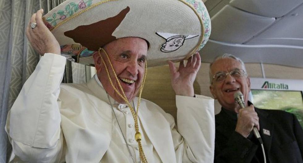 El Papa Francisco bendice a fieles mientras suenan \"Las Mañanitas\". (Foto: Univisión)