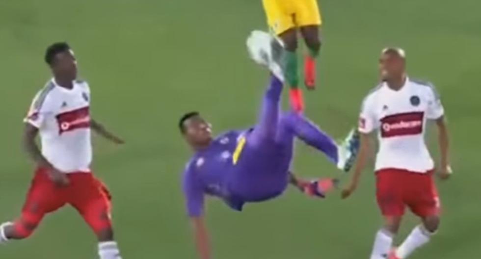 El gol del portero Oscarine Masuluke del Baroka FC de Sudáfrica se volvió viral en redes al anotar de chalaca en el último minuto ante el Orlando Pirates. (Foto: Captura - YouTube)