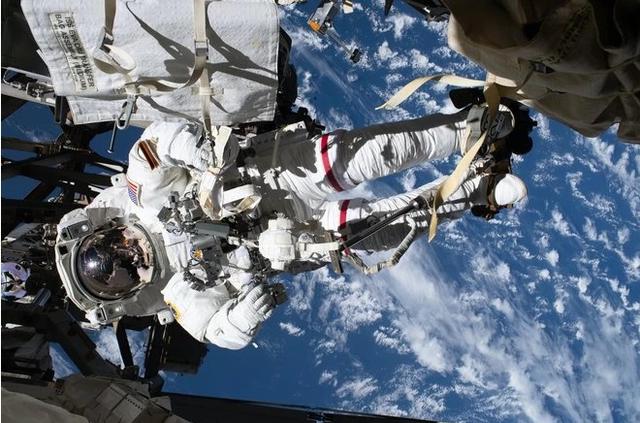 Esta fotografía muestra al astronauta Andrew Morgan de la NASA, con todas las ataduras manteniéndolo seguro en su lugar, teniendo a la Tierra de fondo. (Foto:NASA)