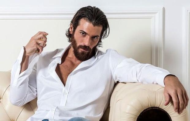 Can Yaman è noto per aver recitato nelle serie turche Dolunay, Bay Yanlış e Erkenci Kuş (Foto: Can Yaman / Instagram)