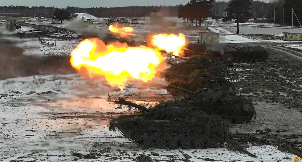 Tanques de las Fuerzas Armadas de Bielorrusia durante un ejercicio militar conjunto con Rusia en el campo de entrenamiento de Brestsky, cerca de Brest, el 3 de febrero de 2022. (EFE).