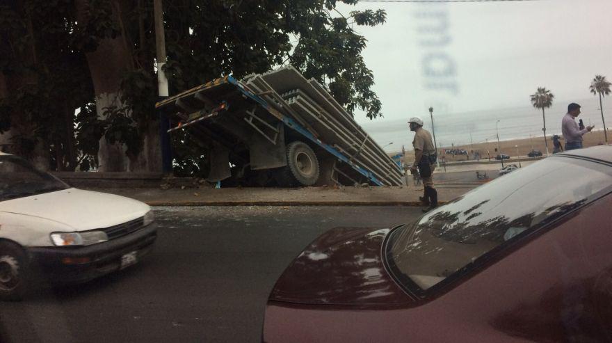 Costa Verde: camión se desbarrancó e impactó contra taxi - 5