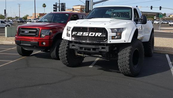 La Ford F-250 MegaRaptor cuenta con nuevas llantas Michelin XZL, amortiguadores Bilstein 5100 y elementos de fibra de vidrio en la carrocería. (Fotos: YouTube).