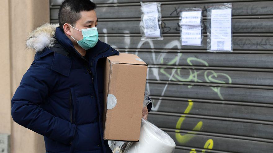 Italia, el país más afectado por el coronavirus en Europa y el segundo en el mundo, ha tomado medidas drásticas con el cierre total del comercio, salvo bienes de primera necesidad. En la imagen, un hombre camina con sus compras en Milán. (Foto: AFP)