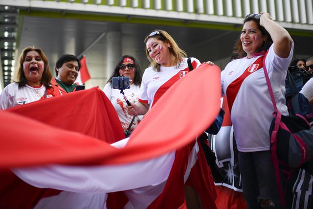 Los hinchas de la Blanquirroja pusieron la cuota de color y fiesta en la previa del amistoso entre Perú y Arabia Saudita. (Foto: Reuters/EFE)