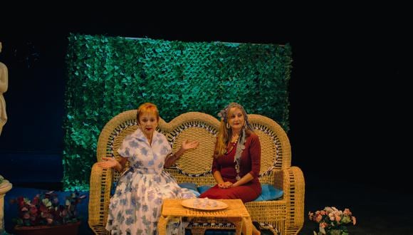 Attilia Boschetti y Gabriela Billotti como Jeannette y Pupa en una escena de "Hermanas, como quería nuestra madre", obra que se presenta en el Teatro Ricardo Blume hasta el 20 de agosto.