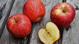La increíble cantidad de bacterias que tiene una manzana (y por qué esto puede ayudar a la salud)