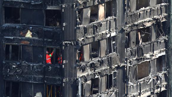 La torre de 24 pisos y 120 apartamentos donde vivían unas 600 personas hoy está totalmente calcinada. (Reuters)