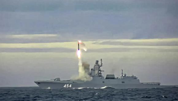 En esta imagen tomada del vídeo publicado por el servicio de prensa del Ministerio de Defensa ruso el 28 de mayo de 2022, la fragata llamada "Almirante de la Flota de la Unión Soviética Gorshkov" de la armada rusa lanza un nuevo misil de crucero hipersónico Zircon desde el Mar de Barents. (Foto: AP/Archivo)