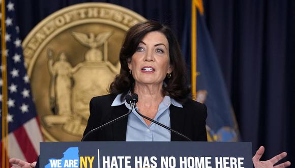 La gobernadora del estado de Nueva York, Kathy Hochul, habla durante una conferencia de prensa, en su oficina en la ciudad de Nueva York el 22 de noviembre de 2022. (Foto de TIMOTHY A. CLARY / AFP)