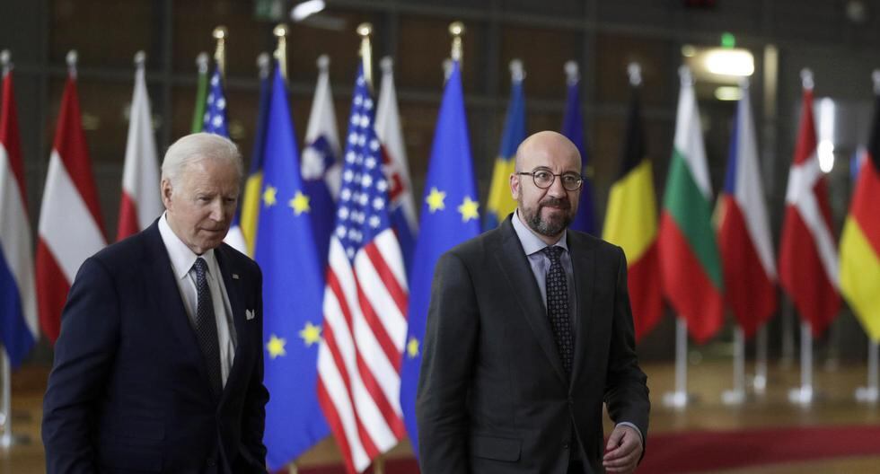 El presidente de Estados Unidos, Joe Biden, es recibido por el presidente del Consejo Europeo, Charles Michel, al comienzo de la Cumbre de la Unión Europea en Bruselas. (EFE/EPA/OLIVIER HOSLET).