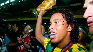Ronaldinho, la gran sonrisa del fútbol que se va apagando a los 40 años