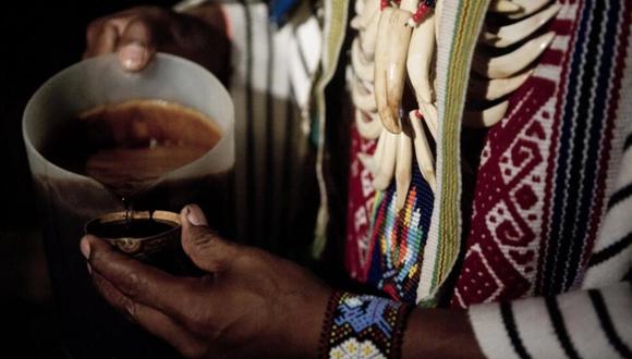 Un curandero lleva a cabo una ceremonia con yagé, una mezcla de liana alucinógena ayahuasca y plantas psicoactivas en La Calera, Colombia. (Foto: Eitan Abramovich / AFP/Archivos)