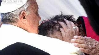 Este abrazo del papa Francisco a un hombre enfermo conmueve al mundo