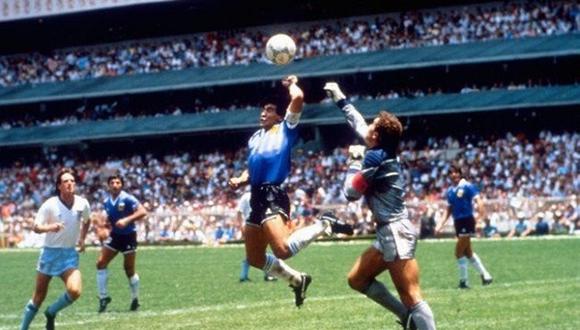 Diego Maradona en el partido entre Argentina e Inglaterra por la Copa Mundial de Fútbol de 1986 en México. (Foto: Wikimedia)