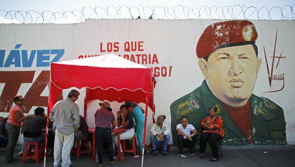 Votantes registran sus sufragios con el gobernante Partido Socialista Unido de Venezuela en uno de los "puntos rojos" distribuidos para esta fecha. (Foto: AP/Ariana Cubillos)