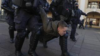 La policía de Rusia detiene a más de 4.600 personas por salir a protestar contra la guerra en Ucrania 