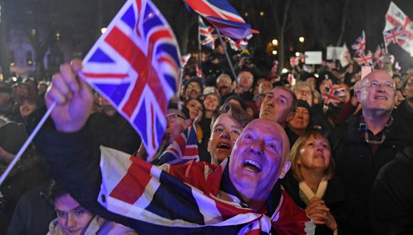 Ciudadanos de Londres y de otras ciudades del Reino Unido estallaron en gritos de júbilo, aplausos y lanzaron fuegos artificiales al consumarse el ‘brexit’. (Foto: AFP)